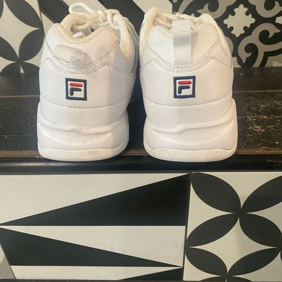 🇺🇸FILA sneakers- unisex but womens sizing! ✨EUC✨used for an outdoor photo … - Picture 12 of 12